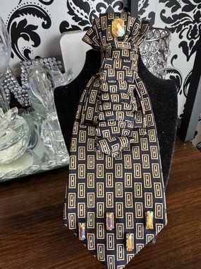 Classic Geometric Pattern Men's Necktie - Black and Gold